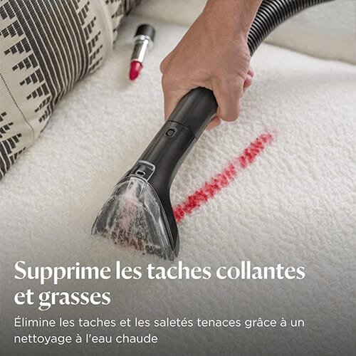 shampouineuse Bissell SpotClean ProHeat Advanced nettoyant une tache de rouge à lèvres sur tissu blanc avec eau chaude