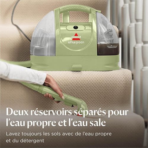 Réservoirs séparés pour eau propre et sale sur la shampouineuse Bissell Little Green en action sur un escalier
