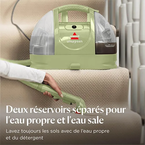 Réservoirs séparés pour eau propre et sale sur la shampouineuse Bissell Little Green en action sur un escalier