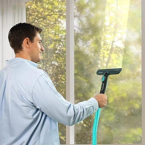 shampouineuse Cecotec Conga 6000 Carpet&Spot Clean XXL Advance utilisée pour nettoyer une vitre avec accessoire spécifique