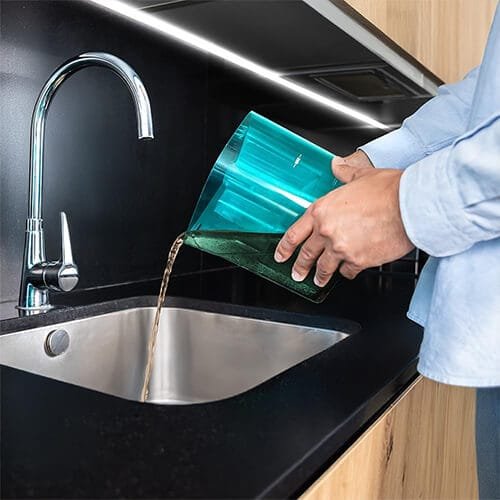 vidange du réservoir d’eaux usées de la shampouineuse Cecotec Conga 6000 Carpet&Spot Clean XXL Advance dans un évier