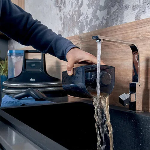 vidange du réservoir d'eau sale de la shampouineuse Hoover HS5