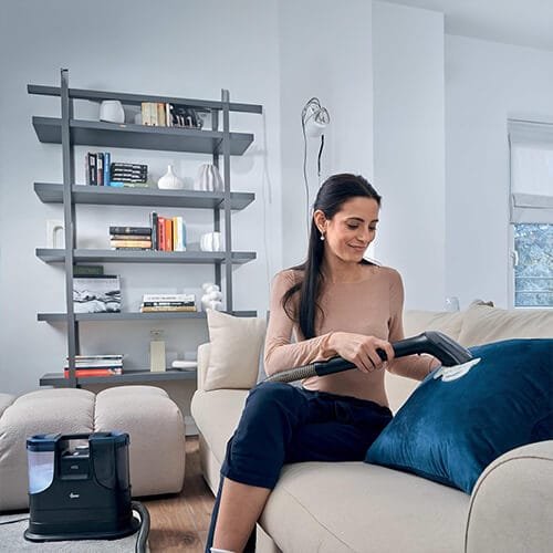 nettoyage d’un coussin en tissu avec la shampouineuse Hoover HS5