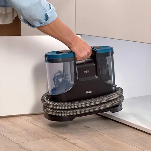 transport facile de la shampouineuse Hoover HS5 grâce à sa poignée ergonomique et son format compact
