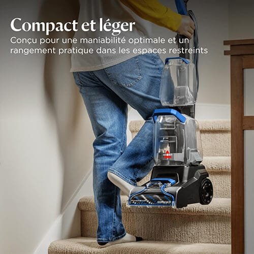 Shampouineuse BISSELL PowerWash Compact Pet transportée facilement dans les escaliers grâce à sa conception légère et compacte