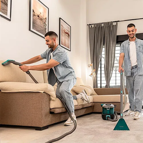 shampouineuse Cecotec Conga 10000 CarpetClean EasyHome utilisée pour nettoyer canapé et tapis dans un salon