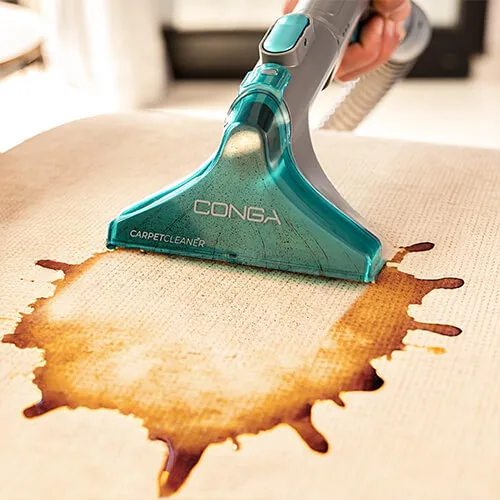 brosse de la shampouineuse Cecotec Conga 10000 CarpetClean EasyHome en train de nettoyer une tache de liquide sur un tissu clair