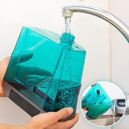 réservoir d’eau de la shampouineuse Cecotec Conga 10000 CarpetClean EasyHome en cours de remplissage et de vidange