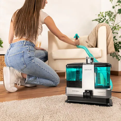 shampouineuse Cecotec Conga 2000 en action pour nettoyer un fauteuil