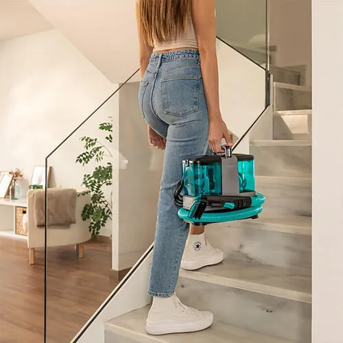 transport facile de la shampouineuse Cecotec Conga 2000 Carpet&Spot Clean Compact grâce à sa légèreté