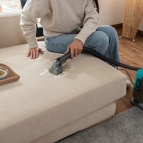 nettoyage d’un canapé taché avec la shampouineuse Cecotec Conga 3000 CarpetClean PopStar