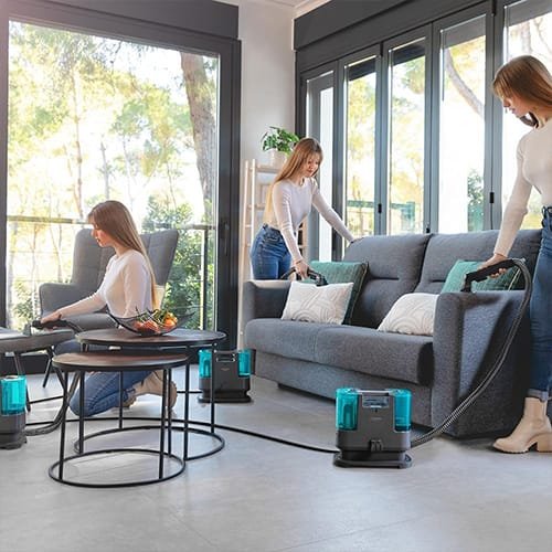 shampouineuse Cecotec Conga 3000 CarpetClean PopStar utilisée sur canapé, fauteuil et sol dans un salon lumineux