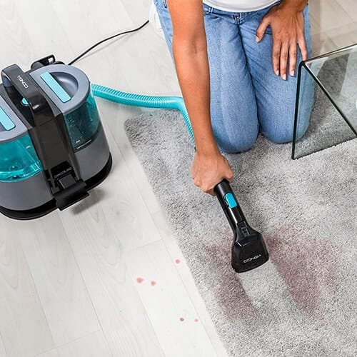 nettoyage d’une tache sur tapis avec la shampouineuse Cecotec Conga 4000 Carpet&Spot Clean XL Advance