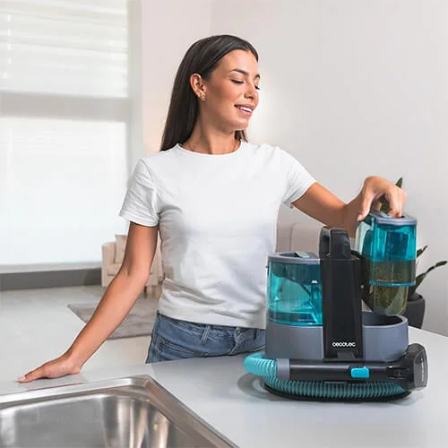vidange du réservoir d’eaux usées de la shampouineuse Cecotec Conga 4000 Carpet&Spot Clean XL Advance à l’évier
