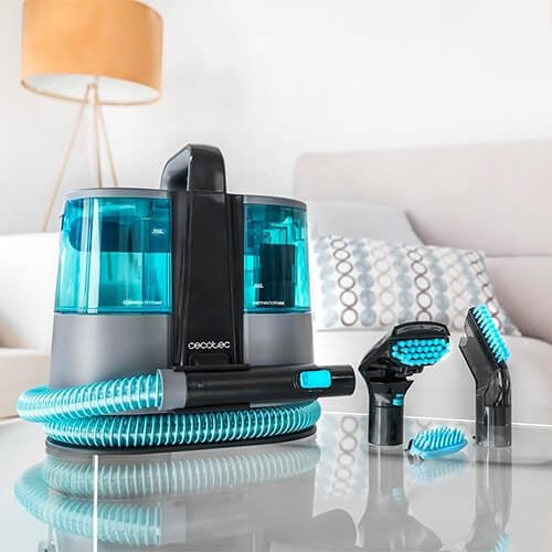 shampouineuse Cecotec Conga 4000 Carpet&Spot Clean XL Advance avec accessoires de nettoyage posés sur une table de salon