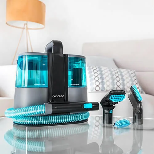 shampouineuse Cecotec Conga 4000 Carpet&Spot Clean XL Advance avec accessoires de nettoyage posés sur une table de salon