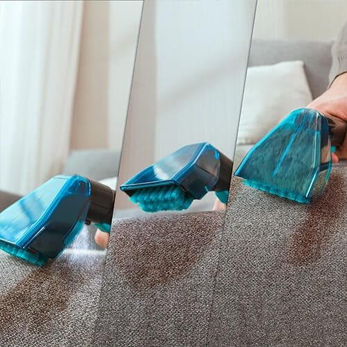 brosse de la shampouineuse Cecotec Conga 5000 Carpet&Spot Clean XXL utilisée sur un canapé en tissu