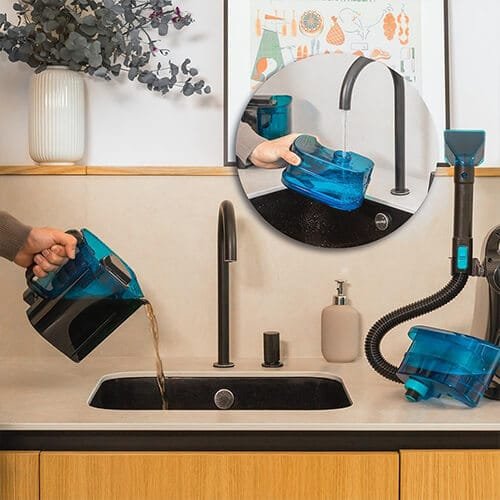 réservoir de la shampouineuse Cecotec Conga 5000 Carpet&Spot Clean XXL en cours de remplissage et vidange à l’évier
