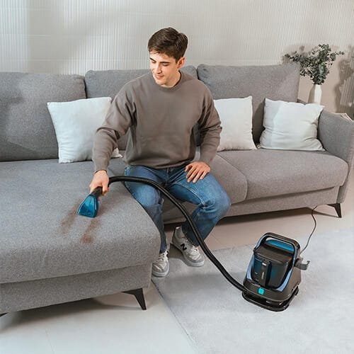 nettoyage d’un canapé avec la shampouineuse Cecotec Conga 5000 Carpet&Spot Clean XXL équipée de sa buse
