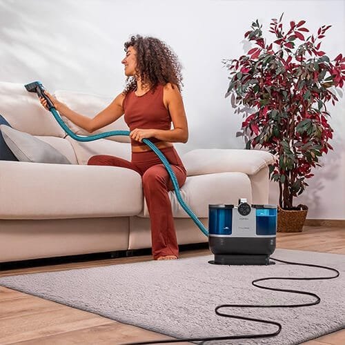 shampouineuse Cecotec Conga 7000 Carpet&Spot Clean Steam XXL utilisée pour nettoyer un canapé