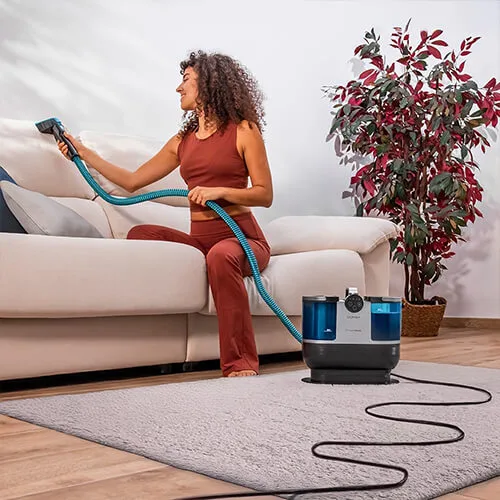 shampouineuse Cecotec Conga 7000 Carpet&Spot Clean Steam XXL utilisée pour nettoyer un canapé