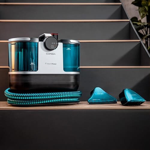 shampouineuse Cecotec Conga 7000 Carpet&Spot Clean Steam XXL avec accessoires et tuyau posés sur une marche