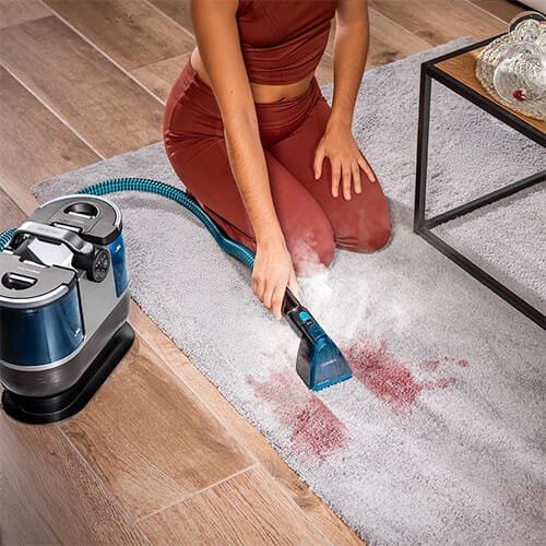 shampouineuse Cecotec Conga 7000 Carpet&Spot Clean Steam XXL en action sur tache de vin sur tapis clair