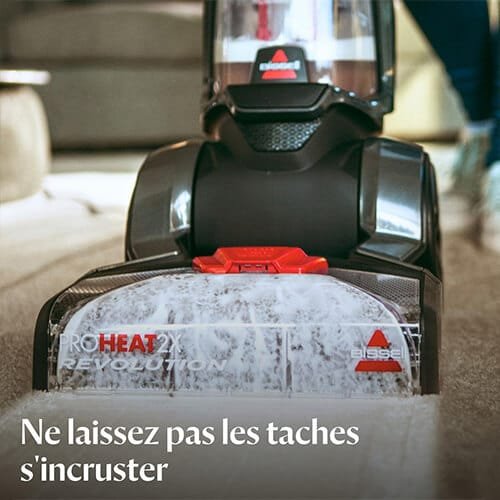 shampouineuse Bissell ProHeat 2X Revolution nettoyant une tache sur tapis avec message Ne laissez pas les taches s'incruster