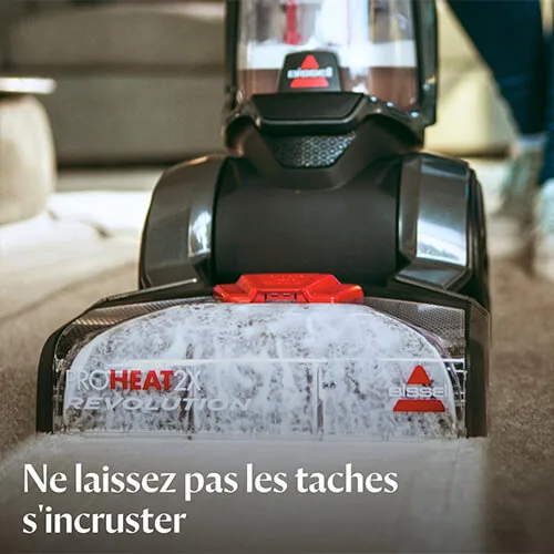 shampouineuse Bissell ProHeat 2X Revolution nettoyant une tache sur tapis avec message Ne laissez pas les taches s'incruster