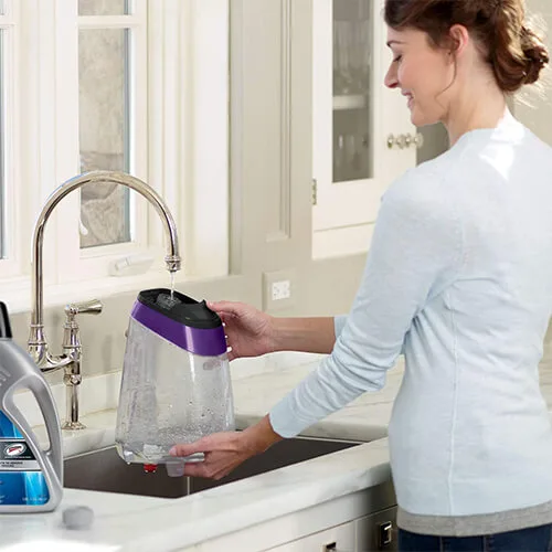 shampouineuse Bissell ProHeat 2X Revolution Pet Pro remplissage du réservoir à l’évier