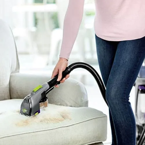 nettoyage des taches sur fauteuil avec la shampouineuse Bissell ProHeat 2X Revolution Pet Pro et son embout pour tissus