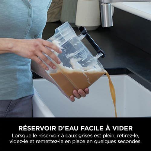 Réservoir d’eaux usées de la shampouineuse Shark PX200EUCP en cours de vidage dans un évier