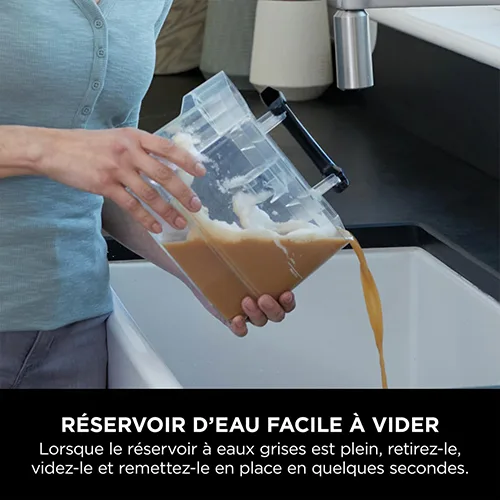 Réservoir d’eaux usées de la shampouineuse Shark PX200EUCP en cours de vidage dans un évier