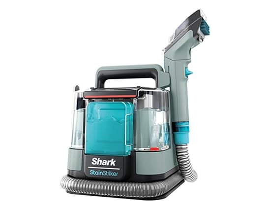 Shampouineuse Shark PX200EUCP utilisée à la main sur différents types de tapis pour éliminer les taches