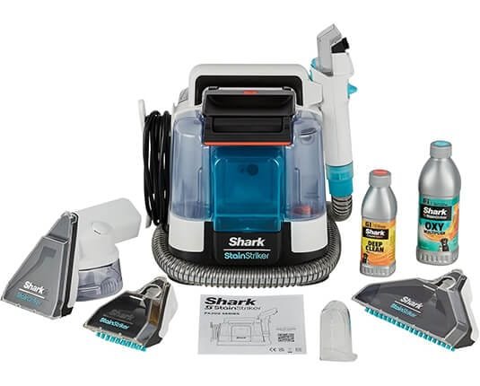 Contenu de la boîte de la shampouineuse Shark PX200EUT avec embouts, solutions détachantes et manuel