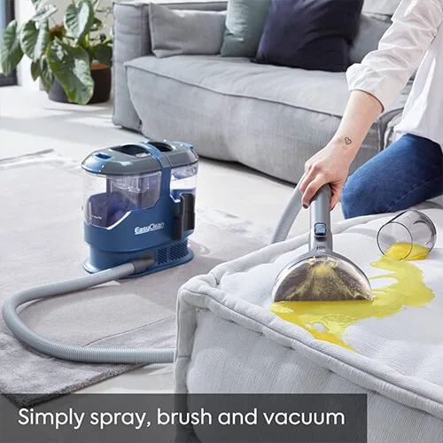 Shampouineuse Vacmaster SCA0801 en action pour nettoyer une tache liquide sur un pouf