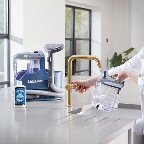 Remplissage du réservoir de la shampouineuse Vacmaster SCA0801 à un robinet de cuisine