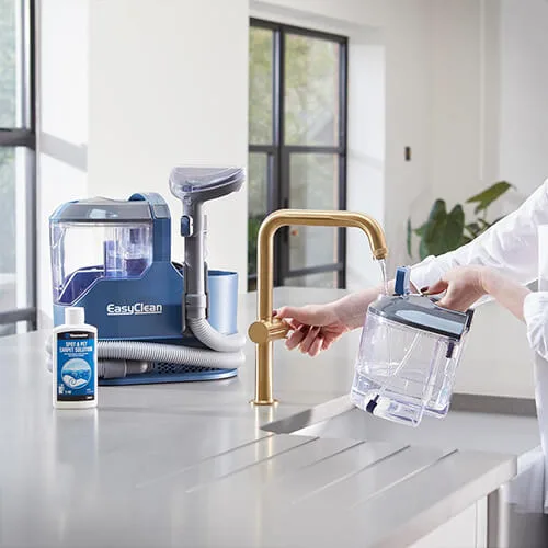 Remplissage du réservoir de la shampouineuse Vacmaster SCA0801 à un robinet de cuisine