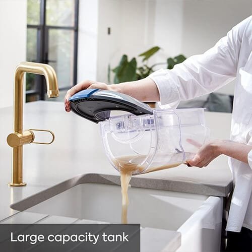 Vidange du réservoir grande capacité de la shampouineuse Vacmaster SCA0801 dans un évier