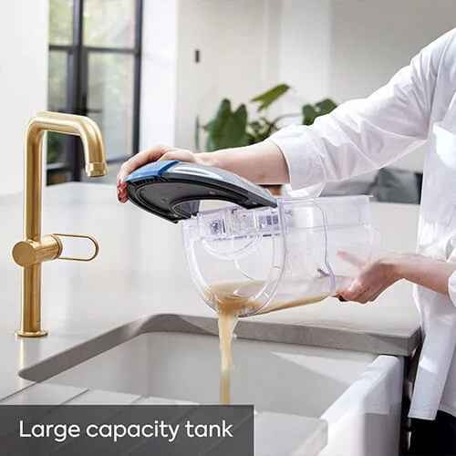 Vidange du réservoir grande capacité de la shampouineuse Vacmaster SCA0801 dans un évier