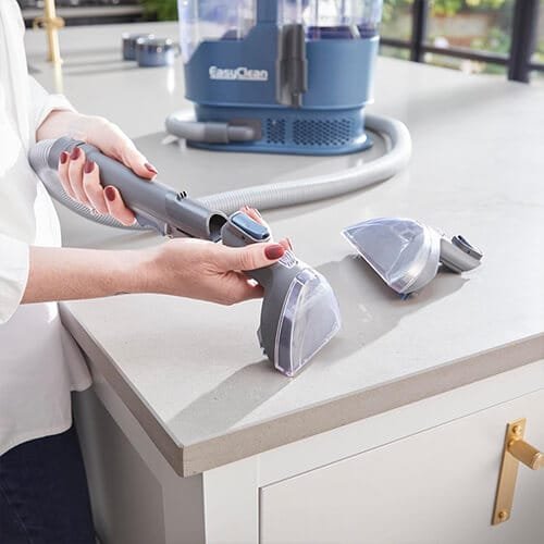 Accessoires de la shampouineuse Vacmaster SCA0801 avec deux têtes de nettoyage interchangeables