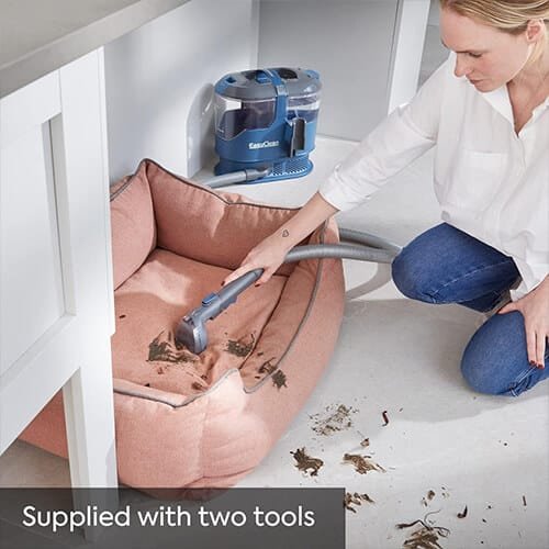 Nettoyage d’un panier pour animal avec la shampouineuse Vacmaster SCA0801 et ses deux accessoires fournis