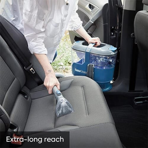 Nettoyage des sièges de voiture avec la shampouineuse Vacmaster SCA0801 et sa longue portée
