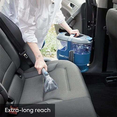 Nettoyage des sièges de voiture avec la shampouineuse Vacmaster SCA0801 et sa longue portée