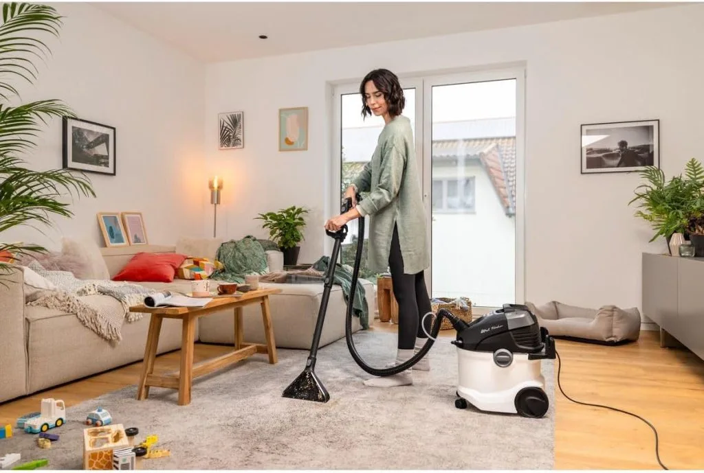 Nettoyage en profondeur d’un tapis de salon avec une shampouineuse injecteur extracteur pour un intérieur parfaitement propre