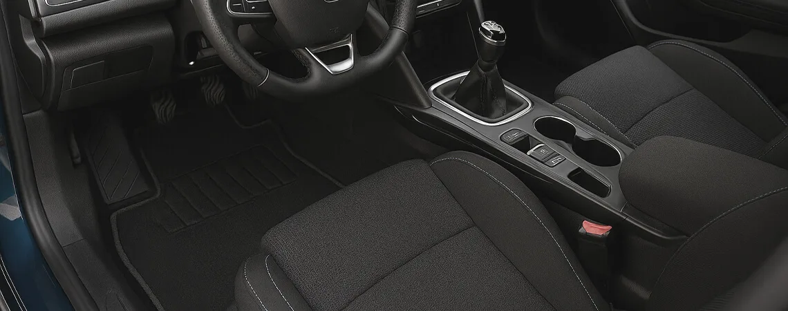 Habitacle intérieur d'une Renault Mégane avec boîte manuelle, écran central et finitions noires modernes
