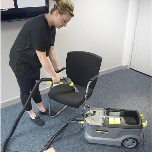 Nettoyage d’une chaise de bureau avec la shampouineuse Kärcher Puzzi 10/1 dans un environnement professionnel