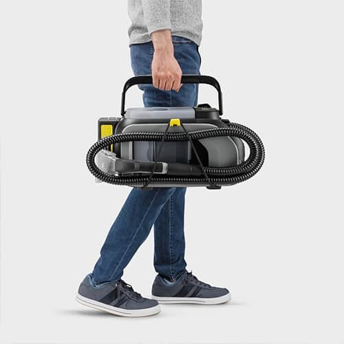 Transport facile de la shampouineuse Kärcher Puzzi 2/1 Bp grâce à son format compact et léger