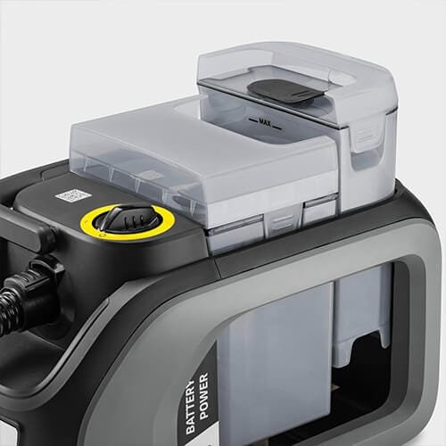 Réservoir d’eau propre avec indicateur de niveau sur la shampouineuse Kärcher Puzzi 2/1 Bp