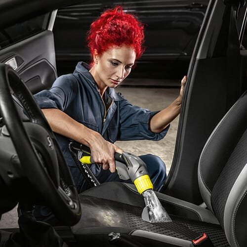 Nettoyage d’un siège auto avec la shampouineuse Kärcher Puzzi 8/1 C par une technicienne professionnelle